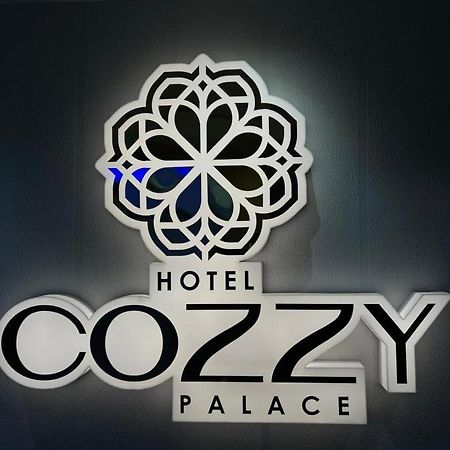Hotel Cozzy Palace Szúrat Kültér fotó