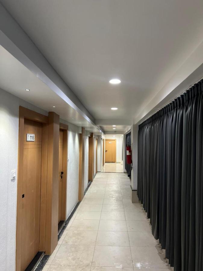 Hotel Cozzy Palace Szúrat Kültér fotó