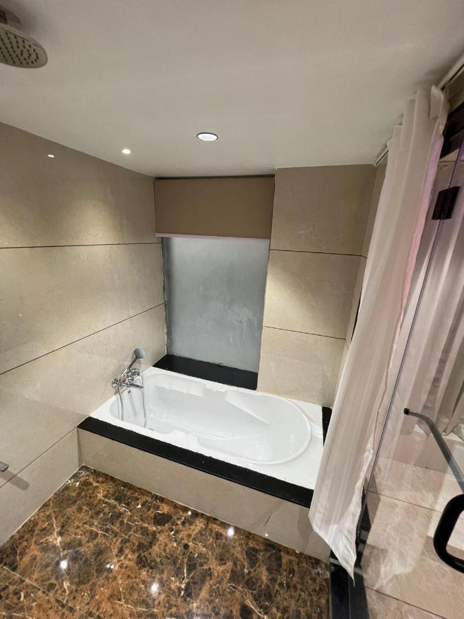 Hotel Cozzy Palace Szúrat Kültér fotó
