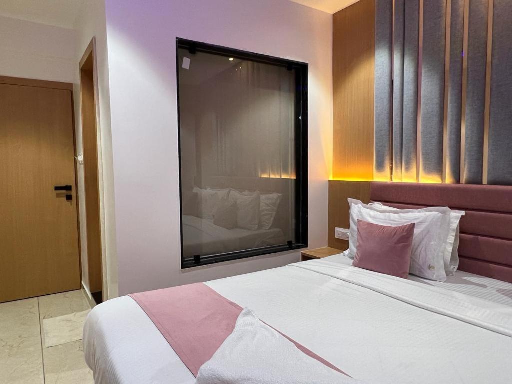 Hotel Cozzy Palace Szúrat Kültér fotó