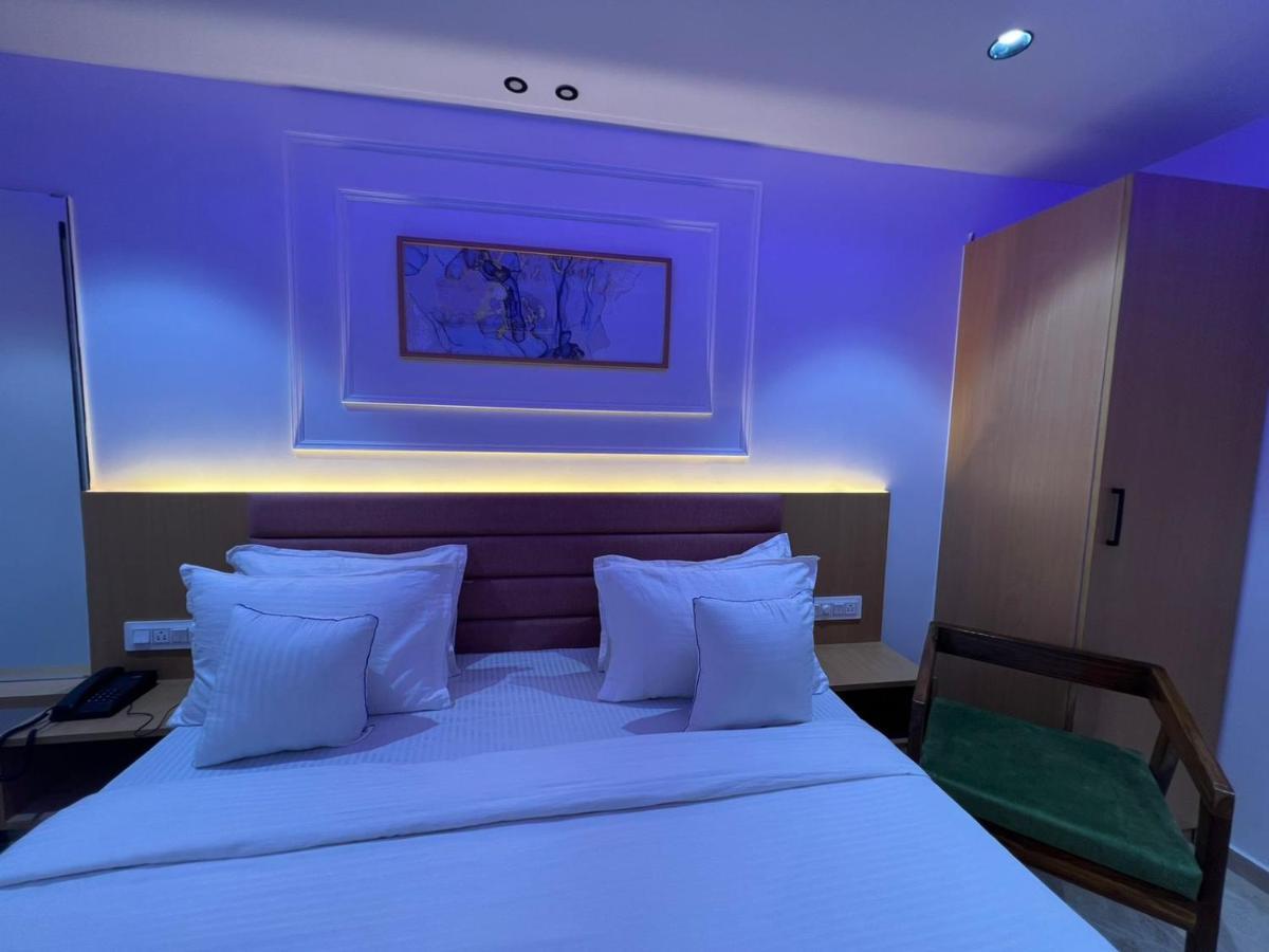 Hotel Cozzy Palace Szúrat Kültér fotó