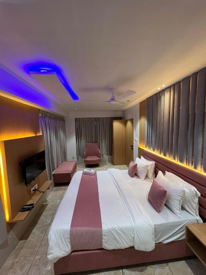 Hotel Cozzy Palace Szúrat Kültér fotó