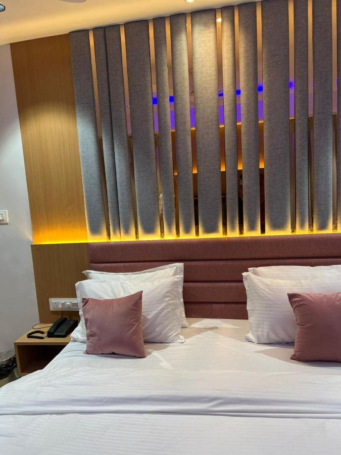 Hotel Cozzy Palace Szúrat Kültér fotó